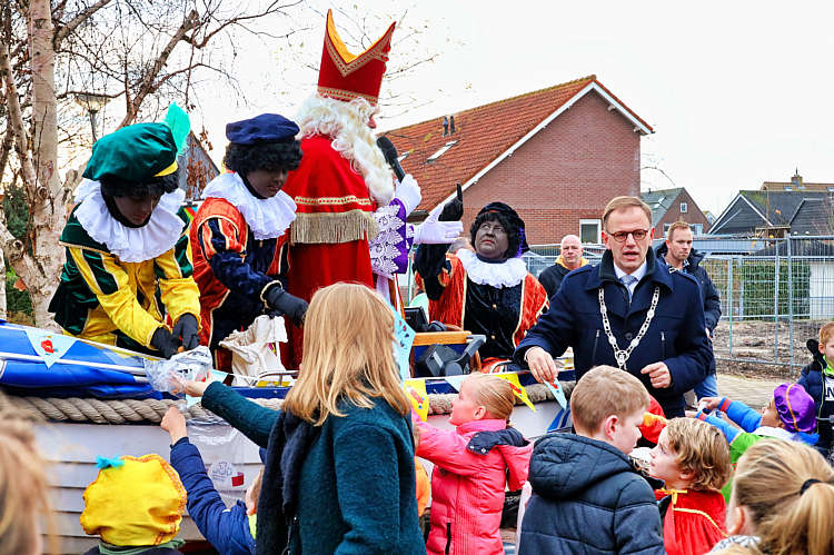 Aankomst van de Sint en zijn Zwarte Pieten in Waarder_023